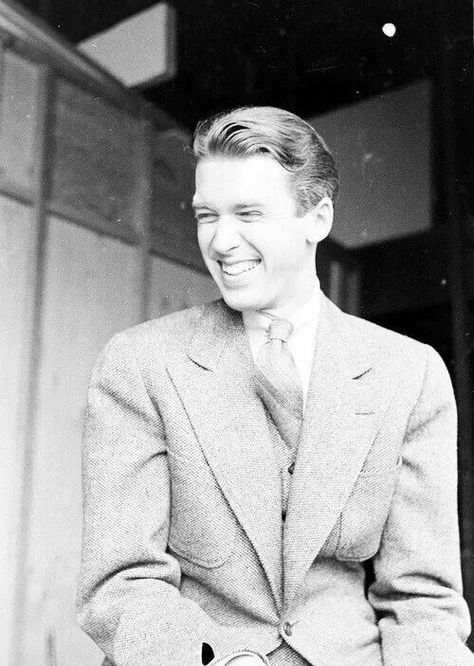 I sooooo love Jimmy Stewart!♥ Old Hollywood Actors, Jimmy Stewart, A Man In A Suit, Classic Film Stars, Man In A Suit, James Stewart, Alfred Eisenstaedt, Hollywood Men, I Love Cinema