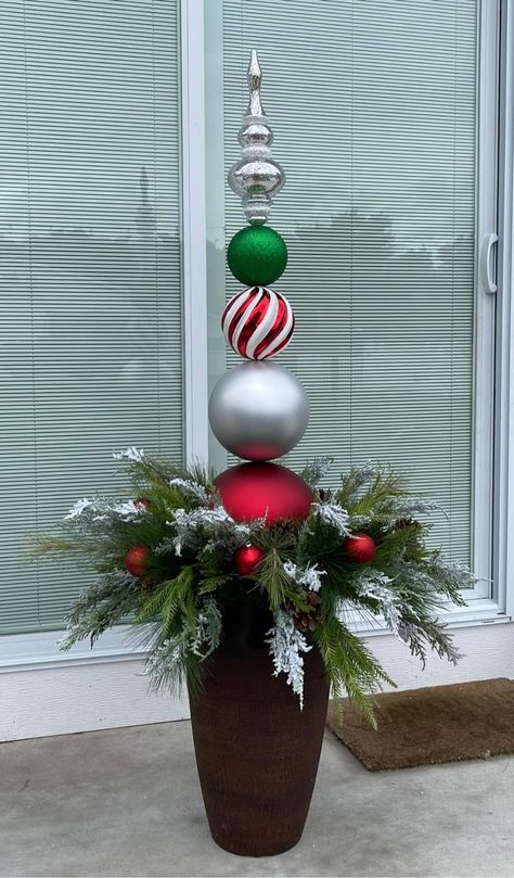 Diy Christmas Baubles, Christmas Topiary, White Christmas Tree Ideas, Garland Ideas, Diy Christmas Tree Topper, Flocked Christmas Trees Decorated, Minimalist Christmas Tree, Front Porch Christmas Decor Ideas, Porch Christmas Decor Ideas