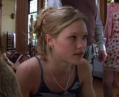 Julia Styles 10 Things I Hate About You, 10 Things I Hate About You Kat Hair, 10 Things I Hate About You Hairstyles, 10 Things I Hate About You Kat, Kat 10 Things I Hate About You, 10 Things I Hate About You Fashion, Scene Gifs, Kat Stratford, 10 Things I Hate About You