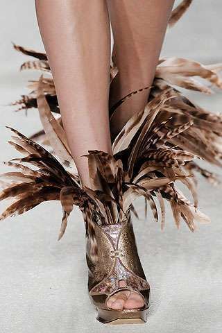 Shoes With Feathers, Feather Shoes, Feather Fashion, Ugly Shoes, Couture Shoes, Nicholas Kirkwood, Unique Shoes, Shoe Art, Fabulous Shoes