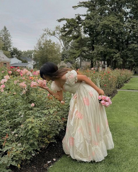 Blooming 🌸 Bloom Core, Emma Bloom, Beautiful Profile, Beautiful Profile Pictures, Aesthetic Things, Summer Fits, Birthday Photoshoot, Profile Pictures, Profile Picture