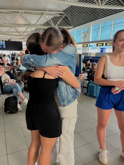 #aesthetic #goodbye #loveintheair #hug #airport Airport Hugs Friends, Saying Goodbye Airport Aesthetic, Airport Goodbye Aesthetic, Airport Aesthetic Friends, Airport Hug, Best Friends Reunited, Au Pair Aesthetic, Airport Friends, Airport Goodbye