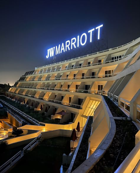 🌟 The ultimate luxury experience at JW Marriott Hotel Cairo! 🌟 ⁠ ⁠ Nestled in New Cairo, just a stone's throw away from Cairo International Airport and on the way to the New Administrative Capital, this gem awaits you with open arms. Whether you're here for a business event at the prestigious Al Manara Convention Centre or simply seeking a relaxing getaway with your loved ones, JW Marriott has got you covered. ⁠ ⁠ With 440 impeccably designed rooms and suites, every corner of this oasis exude... Marriott Hotels Interior, Marriott Hotels Rooms, Cairo International Airport, Marriot Hotel, Hotel Aesthetic, New Cairo, Marriott Hotel, Luxury Experience, Business Event