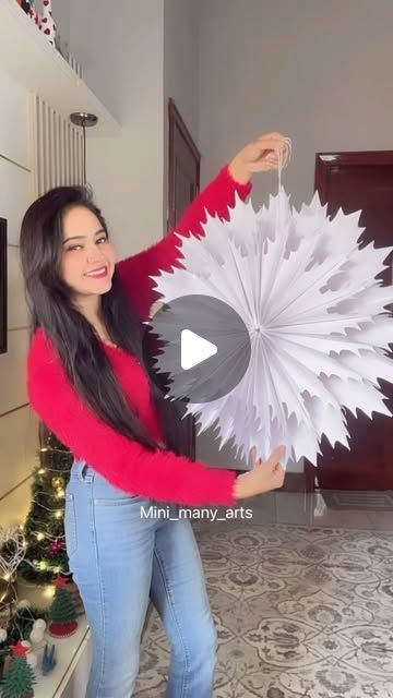 Star Xmas Decorations, 3 D Door Decorations, 3d Paper Crafts Easy, Star Making For Christmas, Snow Paper Crafts, Homemade Crafts For Home Decor, Christmas Star Making Ideas, Star Making Ideas For Christmas, Paper Crafts Room Decor Easy Diy