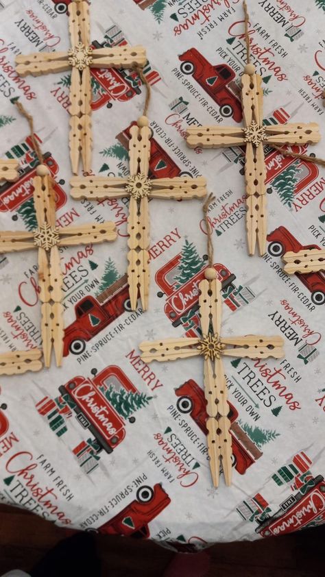 Clothespin Cross, Wood Crosses Diy, Clothes Pin Ornaments, Clothespin Crafts Christmas, Wooden Cross Crafts, Clothespin Diy Crafts, Clothespins Diy, Wooden Clothespin Crafts, Christmas Clothespins