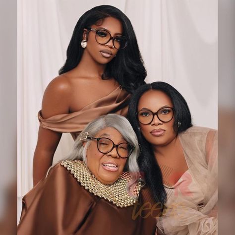 Dearra Lorvae Photoshoot, Lorvae Dearra Glasses, Dearra Style, Lorvae Dearra, Motherhood Photoshoot, Dearra Taylor, Valentines Photoshoot, Family Look, Family Shoot