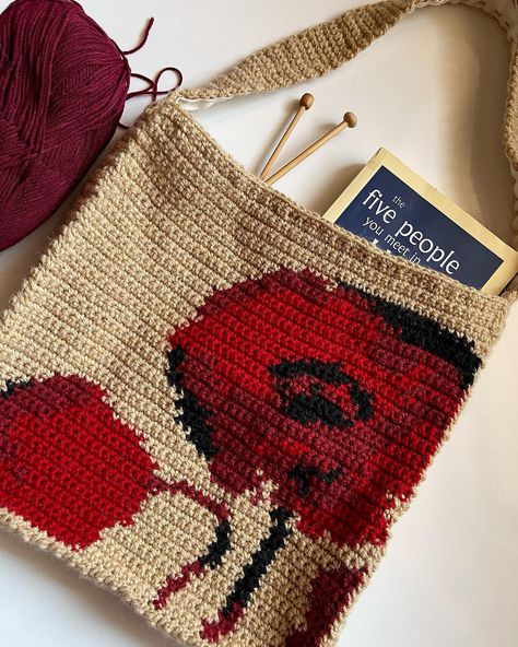 lamp tote bag ⋆ ˚｡⋆୨୧˚ - #crochet #crochettotebag #tapestrycrochet #lamp #handmade #smallbusiness #kurd #kurdistan Red Yarn Crochet Ideas, Wool Crochet Projects, Cute Crochet Gift Ideas, Crochet Tote Bag Ideas, Tapestry Crochet Ideas, Crochet Side Bag, Sentro Ideas, Lamp Crochet, Lamp Band