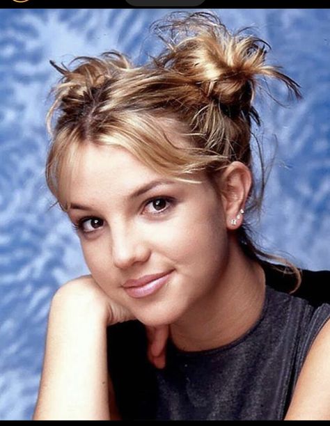 90s Grunge Hairstyles, 90s Hairstyles Short, Britney Spears Hair, Pin Hairstyles, Grunge Haircut, 2000s Hair, 2000s Hairstyles, Britney Spears Pictures, Bobby Pin Hairstyles