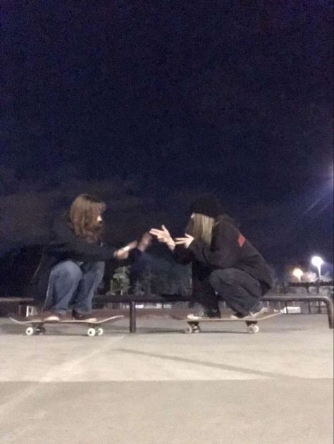 Skateboarding Friends Aesthetic, Grunge Bff Aesthetic, Skater Best Friends, Skateboard With Friends, Indie Friend Group, Skateboarding Poses Reference, Skateboard Photo Ideas, Duo Activities, Skateboarding Friends