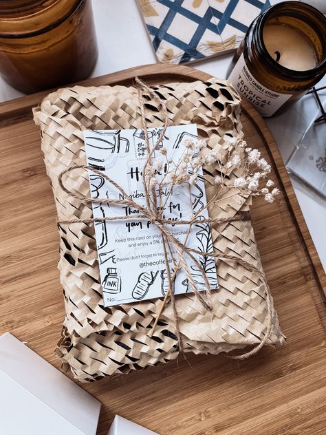 Bohemian Gift Wrapping Ideas, Honeycomb Gift Wrapping, Rustic Packaging Ideas, Honeycomb Packaging Ideas, Honeycomb Paper Packaging, Candle Wrapping Ideas, Ceramics Packaging, Bohemian Gift Wrapping, Honeycomb Packaging