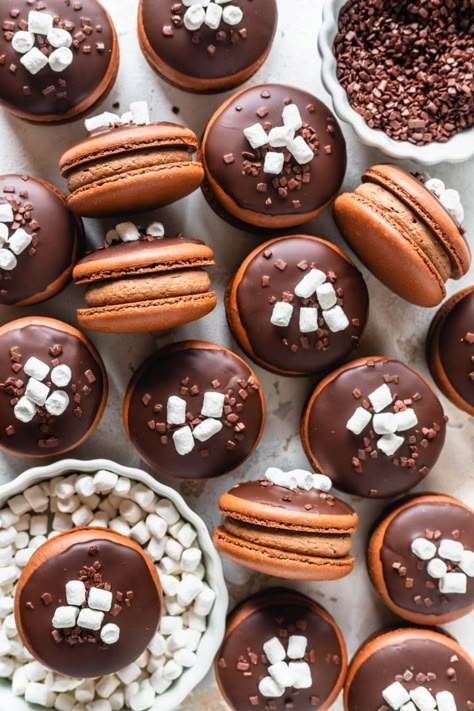 Creative Macarons, Hot Chocolate Macarons, Donat Glaze, Pies And Tacos, Brown Food Coloring, French Macaroon Recipes, Christmas Macarons, Chocolate Macarons, Macaron Filling