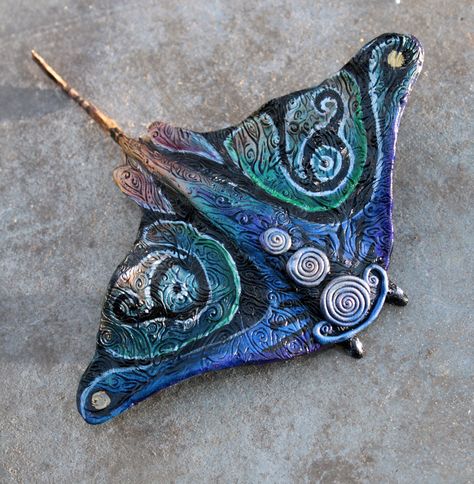 Events Hint of Rainbow Animals, Sea Creatures Art, Sea Life Art, Paper Mache Sculpture, Ceramic Fish, Polymer Clay Animals, Geek Art, Wire Sculpture, Symbolic Tattoos