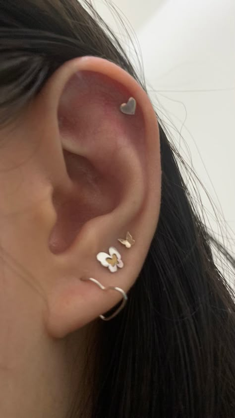 Helix Piercing On Both Ears, How To Style Helix Piercing, Doubles Piercings Ideas, Eat Pierce Ideas, Earrings For Helix Piercing, Eating Piercing, Helix Piercing Ideas Minimalist, Helix Percinings Ideas, Cartlidge Earring Studs