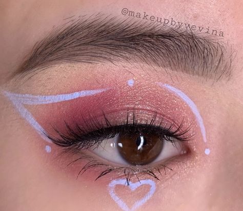 Heart Liner Makeup, Pink Liner Eye Makeup, Easy Graphic Eyeliner, Heart Makeup Look, Doll Eye Makeup, Cute Eye Makeup, Graphic Makeup, Rave Makeup, Eye Makeup Pictures