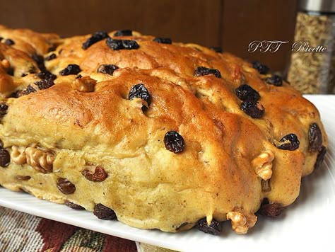 Pane dolce con noci, uvetta e spezie - PTT Ricette Focaccia Dolce, Pane Dolce, Pan Brioche, Sweet Bread, Pizza Bread, Bread Recipes Homemade, Vegan Gluten Free, Bread Recipes, Sweet Recipes