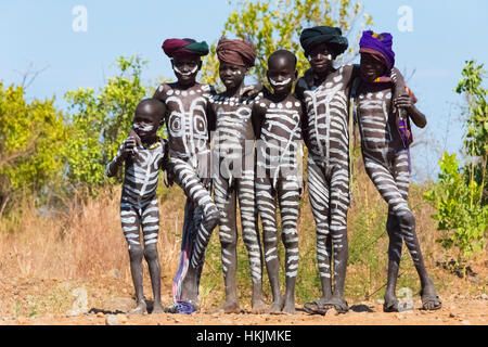 Boys Wearing Makeup, Mursi Tribe Ethiopia, Tribes Man, Africa People, Mursi Tribe, Alexandria Egypt, African People, African Girl, East Africa