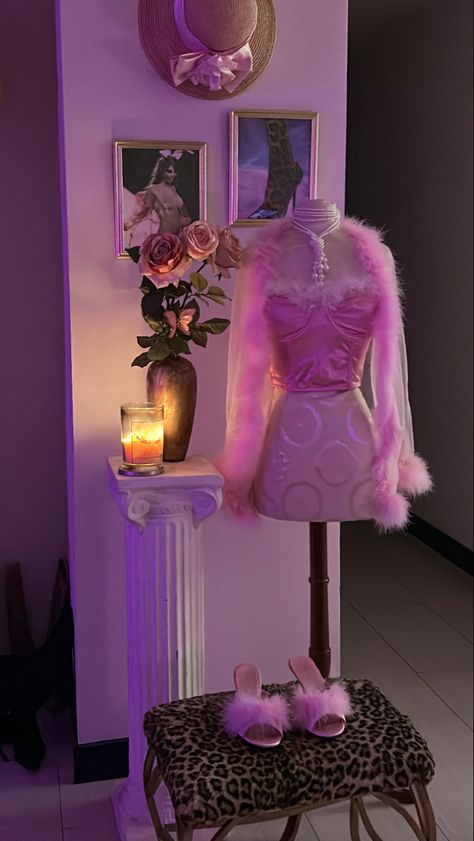 Bratz Bedroom Ideas, Fashion Theme Room, Bratz Aesthetic Room Decor, Bratz Dolls Aesthetic Room, Bimbocore Room, Y2k Salon Decor, Y2k House Decor, Pink Y2k Apartment, Bratz Room Decor