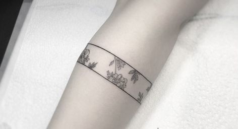 Girly Arm Band Tattoo, Flower Arm Cuff Tattoo, Butterfly Arm Band Tattoo, Women Arm Band Tattoo Ideas, Arm Band Tattoo Designs Women, Arm Ring Tattoo Woman, Dainty Arm Band Tattoo, Floral Arm Band Tattoo For Women, Floral Arm Cuff Tattoo