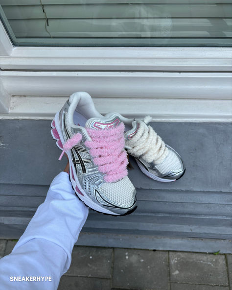 Asics Kayano 14 Pink with fluffy laces Pink Asics Outfit Black Woman, Pink Asics Outfit, Shoes With Big Laces, Pretty Trainers, Asics Aesthetic, Trendy Trainers, Asics Kayano, Pink Asics, Dude Clothes