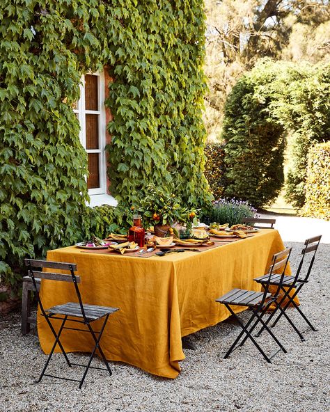 How to Host an Intimate, Italian-Style Garden Party Bbq Appetizers, Bed Threads, Best Pasta Dishes, Yummy Pasta Recipes, Italian Garden, Table Set Up, Linen Placemats, Linen Napkins, Linen Tablecloth