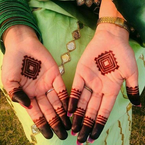 Round Mehndi Design, Palm Mehndi Design, Simple Mehendi Designs, Tato Henna, Easy Mehndi, Mehndi Designs For Kids, Very Simple Mehndi Designs, Modern Mehndi Designs, Full Mehndi Designs