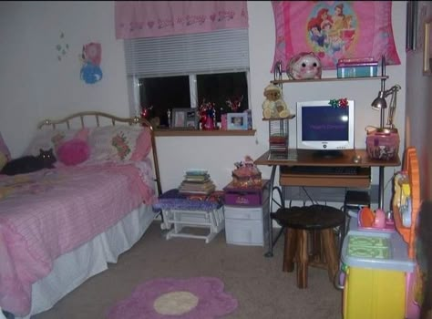 2000s Nostalgia Bedroom, 2000s Childhood Bedroom, 2000s Fever Dream, Childhood Bedroom Aesthetic, Nostalgic Bedroom Aesthetic, Early 2000s House, 2000s Home Decor, Small Kids Room Ideas, Nostalgia House