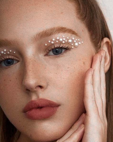 Pearl Makeup Looks, Pearl Eye Makeup, Eye Makeup Natural, Pearl Makeup, Fashion Show Makeup, Rhinestone Makeup, Makeup Portfolio, Rave Makeup, Face Jewels