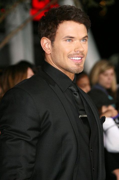 Kellan Lutz - good man to play a hero Tie Vest, Kellan Lutz, Vest Blazer, Attractive Guys, The Twilight Saga, Celebrity Hairstyles, Hottest Celebrities, Celebrities Male, Celebrity Crush