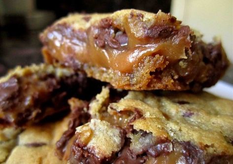 Chocolate Chip Caramel Peanut Butter Bars | 35 Insanely Easy Desserts Made With 5 Ingredients Or Less Dessert Original, Butter Bars, Dessert Aux Fruits, Peanut Butter Bars, Bar Recipes, Cookie Bar Recipes, Monkey Bread, Yummy Sweets, How Sweet Eats