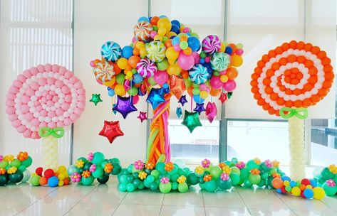 Another one of our signature lollies this time with a wishing star tree that grows lollipop too! Candyland Decor, Diy Ballon, Birthday Theme Decoration, Wishing Star, Lollipop Party, Sweet 16 Themes, Candyland Party, Star Tree, Brand Stylist