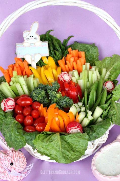 Looking for a fun and easy way to jazz up the same old relish tray for Easter? Well, here is a fun idea to transform those veggies into a work of art. Take those delicious and colorful veggies, get rid of the tray, and add a basket. Easy and beautiful! Whether you serve it on … Chip Dips, Easter Food Appetizers, Easter Appetizers, Easter Menu, Relish Tray, Relish Trays, Easter Goodies, Veggie Tray, Snacks Für Party