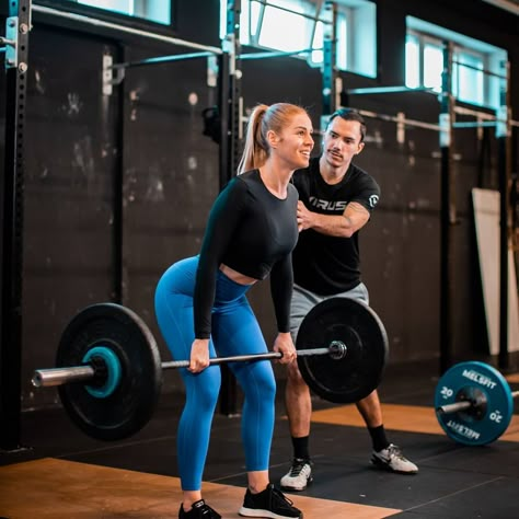 Fitness Coach Photoshoot, Crossfit Wallpaper, Coach Crossfit, Gym Commercial, Fitness Shoot Ideas, Gym Photoshoot, Crossfit Coach, Gym Photography, Friends Workout