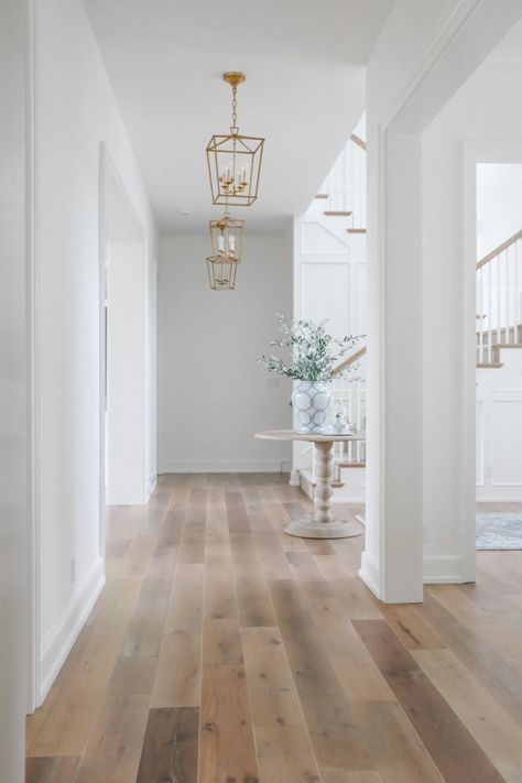 Home Hallway Ideas, Chantilly Lace Benjamin Moore, White Interior Paint, White Wall Paint, Home Hallway, Best White Paint, Benjamin Moore Paint, White Paint Colors, Simply White