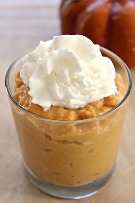 This Pumpkin Pudding recipe is an easy and delicious pumpkin dessert perfect for autumn evenings and even after thanksgiving dinner instead of the usual pumpkin pie. Pumpkin Pudding Recipes, Cookie And Bar Recipes, Pumpkin Delight, Themed Recipes, Pumpkin Pudding, Cookie Ice Cream, Pumpkin Cake Recipes, Pudding Mousse, Low Carb Healthy