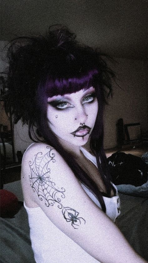 Gothic Face Tattoo, Trad Goth Tattoo, Estilo Vamp, Trad Goth Hair, Goth Tattoos, Goth Eye Makeup, Emo Tattoos, Goth Tattoo, Gothic Hairstyles