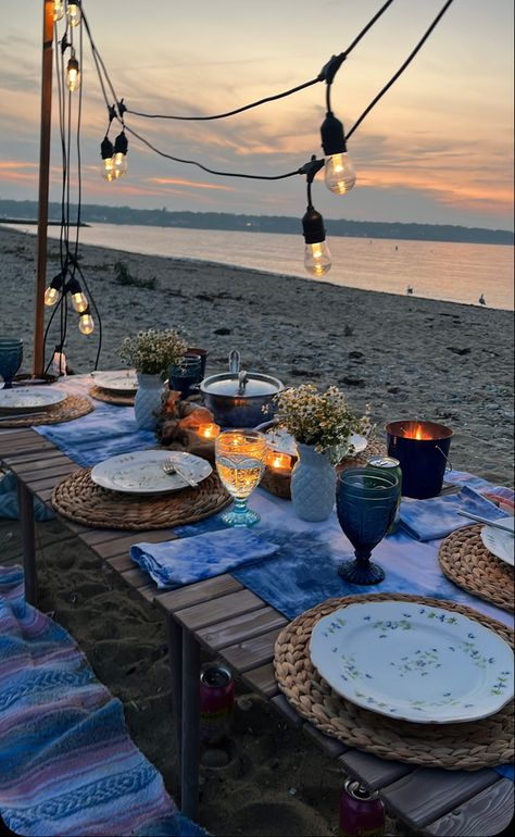 Dinner On Beach, Beach Dinner Parties, Beach Dinner, Beach Date, Mom Wedding, Date Dinner, Steak Dinner, 25th Birthday, Family Beach