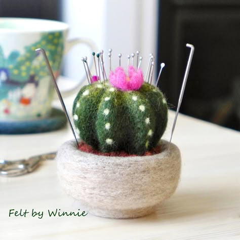 Needle Felt Cactus, Needle Felted Succulents, Needle Felted Cactus, Needle Felted Pin Cushions, Felted Plants, Felted Cactus, Cactus Pincushion, August Crafts, Felt Succulents