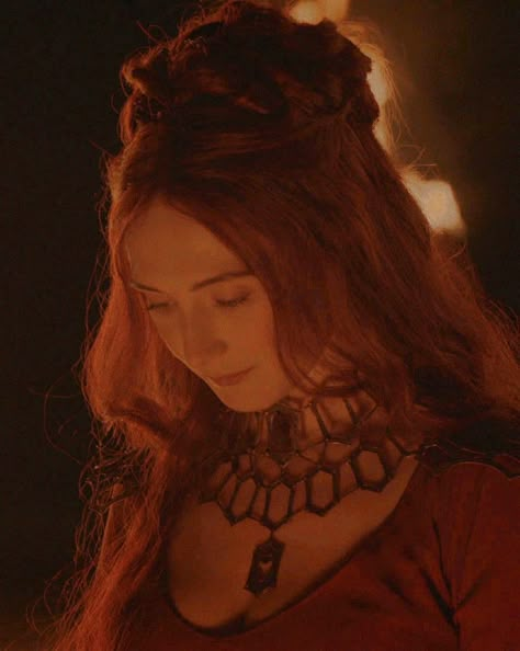 Melisandre Hair, Melissandre Game Of Thrones, Fantasy Core Aesthetic, Melisandre Art, Melisandre Aesthetic, Witch Aesthetic Tarot, Melisandre Costume, Diablo 4 Lilith, Autumn Solstice