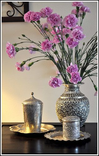 Jaipur Decor, Antique Vases Vintage, Dish Photography, Porche Vintage, Indian Bags, Silver Silverware, Contemporary Bench, Pooja Items, Transitional Home Decor