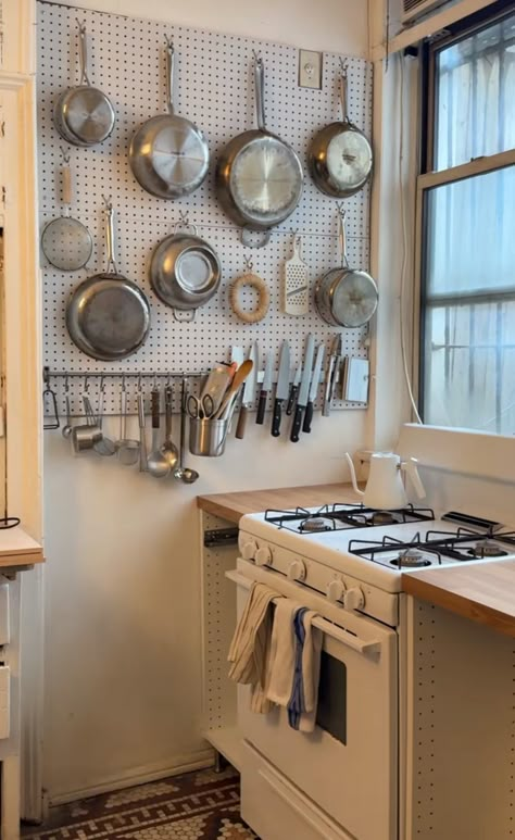 Home Cook Kitchen, Kitchen Peg Boards, Small Organized Kitchen Ideas, Kitchen Pan Rack, Mug Pegboard, Kitchen Pot Storage, Peg Board Pots And Pans, Peg Wall Kitchen, Kitchen Peg Board Ideas