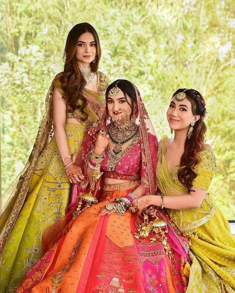 Bridesmaids Photo Ideas, Photos With Bridesmaids, Photo Ideas Poses, Wedding Outfits Indian, Bridesmaids Photo, Bridesmaid Poses, Ideas For Weddings, Portraits Ideas, Bridesmaid Photoshoot