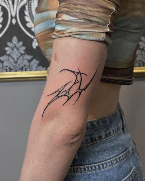 Y2k Rib Tattoo, Outside Elbow Tattoo, Neo Tribalism Tattoo Arm, Neo Tribalism Tattoo Design, Modern Tribalism Tattoo, Neo Tribalism Tattoo Back, Neotribal Tattoo Design Arm, Tricep Tattoos Women, Triceps Tattoo