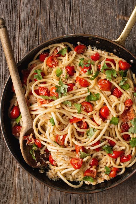 This quick-and-easy Giada De Laurentiis Cherry Tomato Spaghetti pasta dish makes use of the still-in-season, super-sweet cherry, and sun gold tomatoes Spaghetti Squash With Cherry Tomatoes, Cherry Tomato, Freezing Cherry Tomatoes, Baked Polenta, Giada De Laurentiis Recipes, Balsamic Vinaigrette Recipe, Giada Recipes, Blueberry Banana Bread, Cherry Tomato Sauce