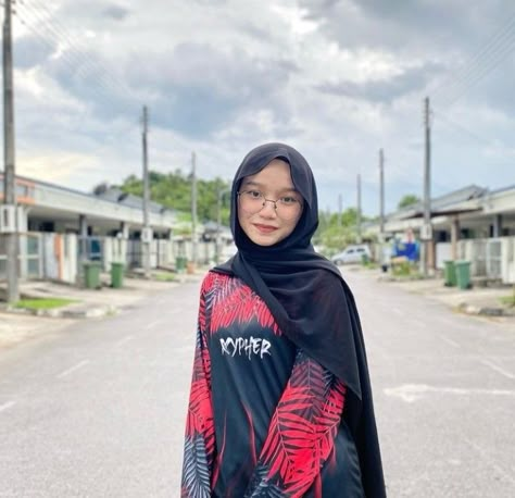 Awek Ootd Jersey, Awek Malaysia, Fotografi Fesyen, Awek Melayu, Awek Tudung, Seluar Ketat, Hijab Aesthetic, Muslim Women Hijab, Pfp Ideas