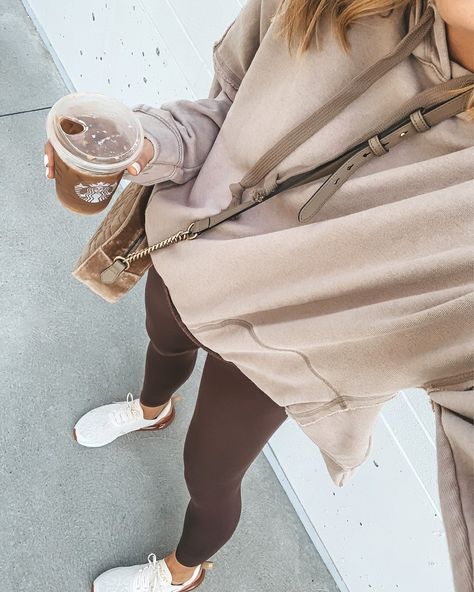 Healthy Fall Starbucks Drinks to Order | Cella Jane Brown Leggings Outfit, Outfits Leggins, Look Legging, Cella Jane, Brown Leggings, Leggings Outfit, Starbucks Drinks, Winter Looks, Mom Style