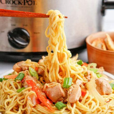 Slow Cooker Chicken Chow Mein is a delicious and easy-to-make Chinese-inspired dish that is perfect for a busy weeknight meal. Best Crockpot Chicken, Southern Comfort Recipes, 2023 Food, Chicken Chow Mein, Slow Cooked Chicken, Fresh Meals, Chicken Crockpot, Family Fresh Meals, Ethnic Food