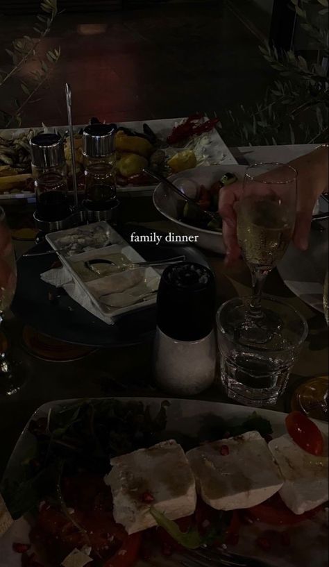 About Last Night Instagram Story, Family Dinner Snap, Family Instagram Story, Story Captions, Story Food, Adventures In Babysitting, Instagram Captions Clever, Foodie Instagram, Story Ideas Pictures