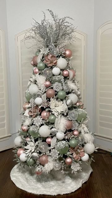 Corner Christmas Tree, Pink Christmas Tree Decorations, Xmas Color, Green Xmas, Holiday Hostess Gifts, Christmas Tree Decorating Themes, Pink Christmas Decorations, Christmas Themes Decorations, Pink Christmas Tree