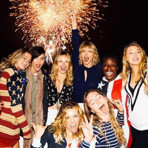 Taylor Swift 4th Of July, Fourth Of July Party, Party Shots, Lake Beach, Star Show, Taylor Swift Concert, Kaley Cuoco, Friend Goals, Best Friend Goals