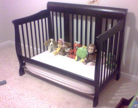 From Crib to Toddler Bed - After moving into our home over a year ago, we apparently lost the attachment that turns the crib into a toddler bed. She was already… Old Baby Cribs, Toddler Loft Beds, Diy Toddler Bed, Crib To Toddler Bed, Old Cribs, Animals Jokes, Toddler Beds, Old Room, Floor Bed